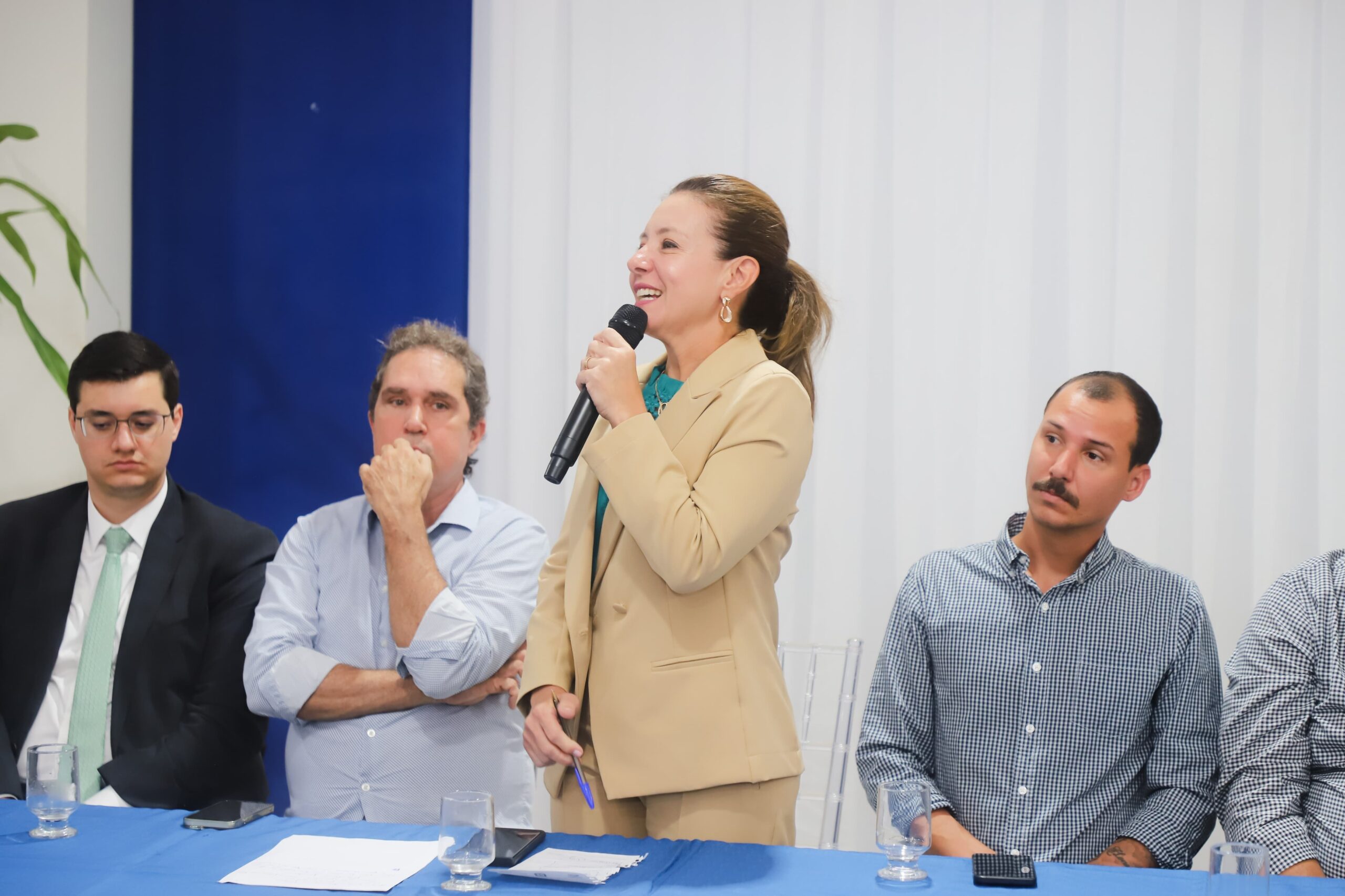 Prefeita Flávia Moretti empossa nova equipe de secretários de Várzea Grande; confira nomes