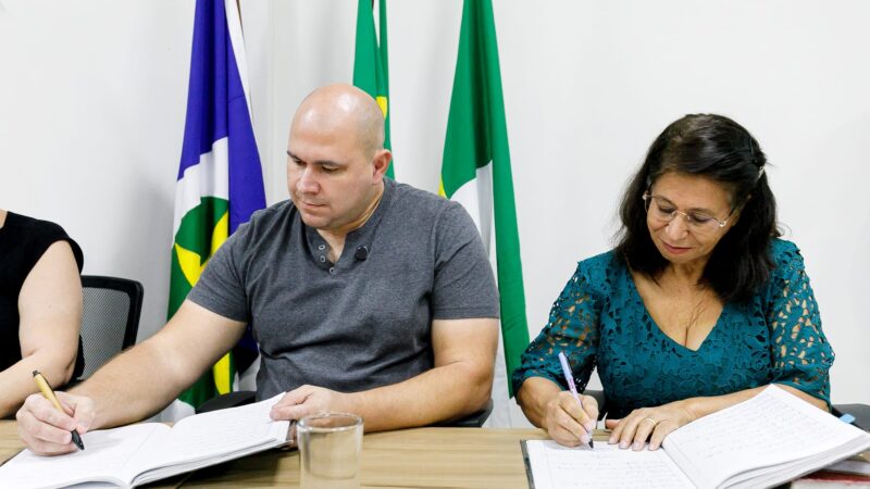 Prefeito e secretária de Educação empossam quase 500 gestores escolares em Cuiabá