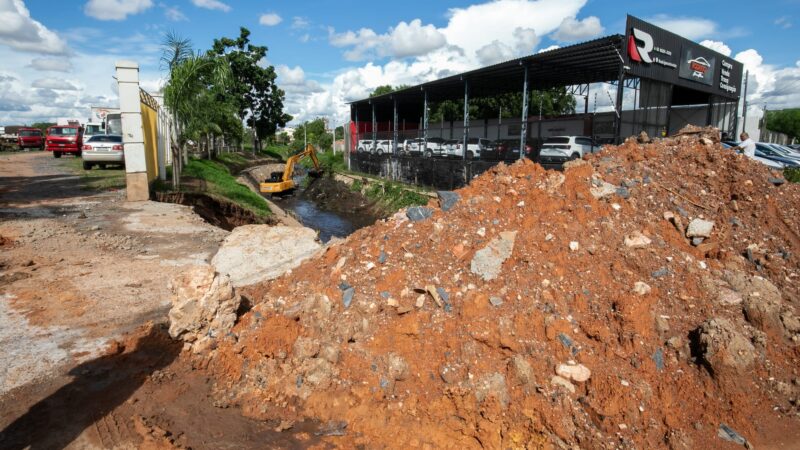 Prefeitura retira 100 toneladas de detritos do Córrego do Gambá em ação de desassoreamento