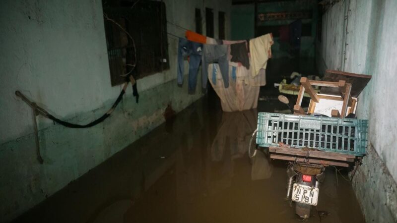 Ruas transformadas em rios, veículos submersos e alagamento no antigo PS: o temporal em Cuiabá