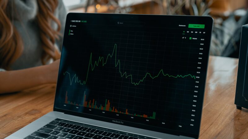 S&P 500 e Nasdaq recuam com perdas em Apple e Nvidia