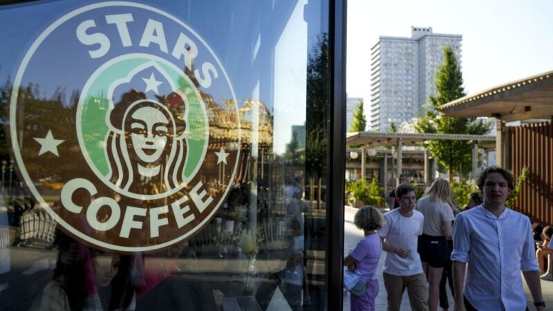 Starbucks planeja demissões até março, diz CEO