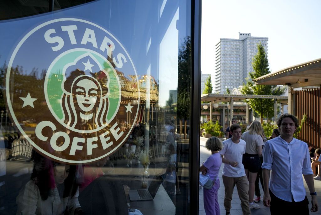 Starbucks planeja demissões até março, diz CEO