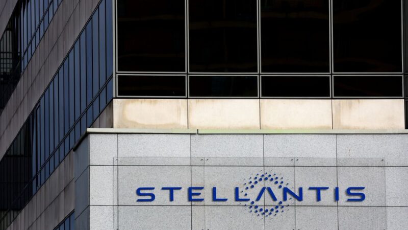 Stellantis expande operações com 1,5 mil novas contratações no Brasil