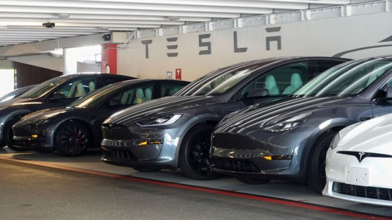 Tesla aumenta receita no 4º tri e lucro por ação atende expectativa