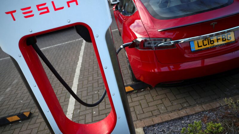 Tesla promete carros mais baratos e ofusca resultados abaixo do esperado