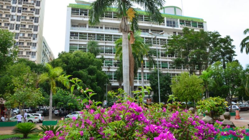 Três mil professores ficam sem receber e Prefeitura alega retenção de R$ 2,9 milhões em repasses