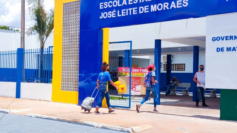 Mais de 310 mil estudantes voltam às aulas na rede estadual com novas diretrizes nesta segunda-feira