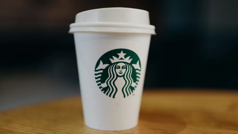 Retorno de mensagens em copos do Starbucks incomoda funcionários nos EUA