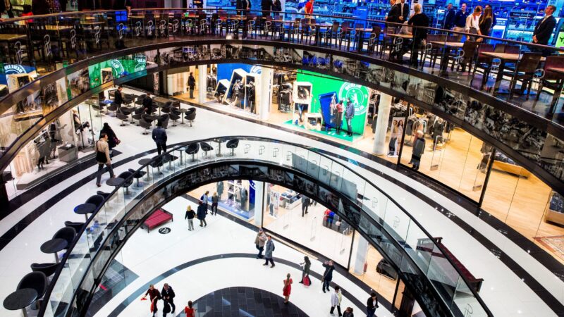 Vendas em shopping centers devem desacelerar em 2025, diz associação