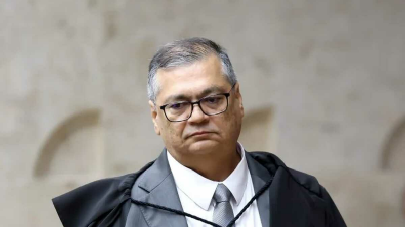 PF indicia mulher que hostilizou Dino em avião às vésperas do julgamento de Bolsonaro