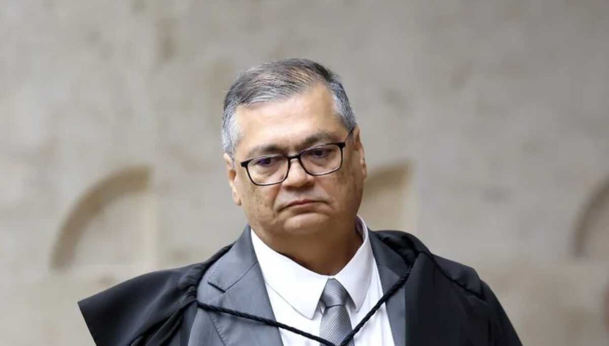 PF indicia mulher que hostilizou Dino em avião às vésperas do julgamento de Bolsonaro