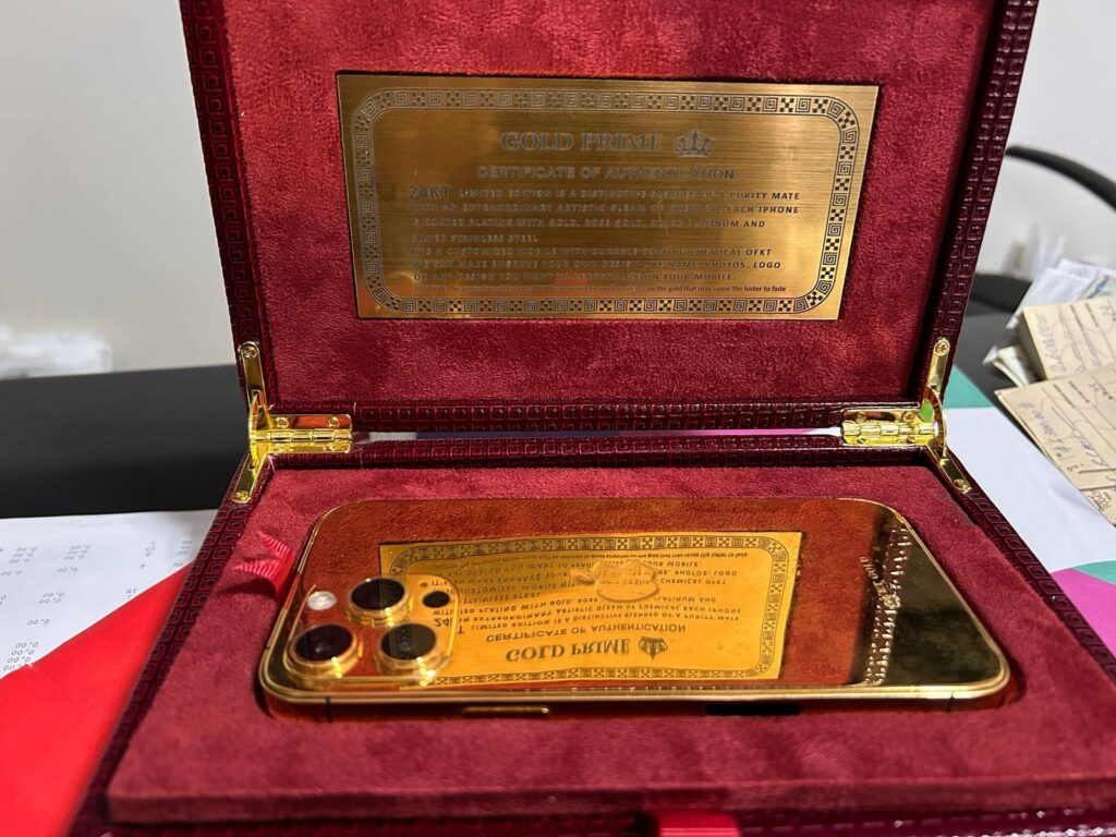 Iphone banhado a ouro com valor superior a R$ 60 mil é apreendido na residência de alvo de operação em Cuiabá