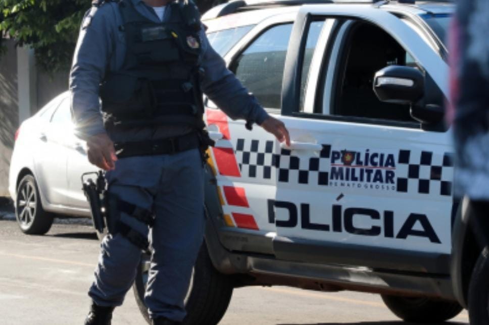 Homem efetua dois disparos de arma de fogo nos pés da esposa na frente das filhas após discursão