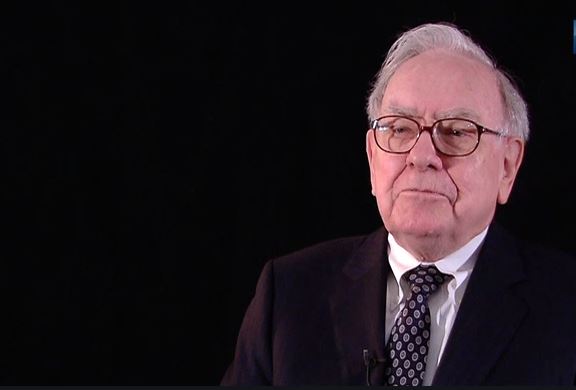 Buffett não cita Trump e recebe a democrata Hillary Clinton na plateia VIP