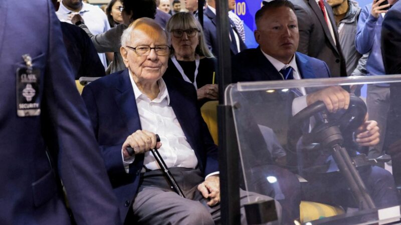 Coca-Cola, hot dogs e CEO da Apple: bastidores da reunião de Warren Buffett