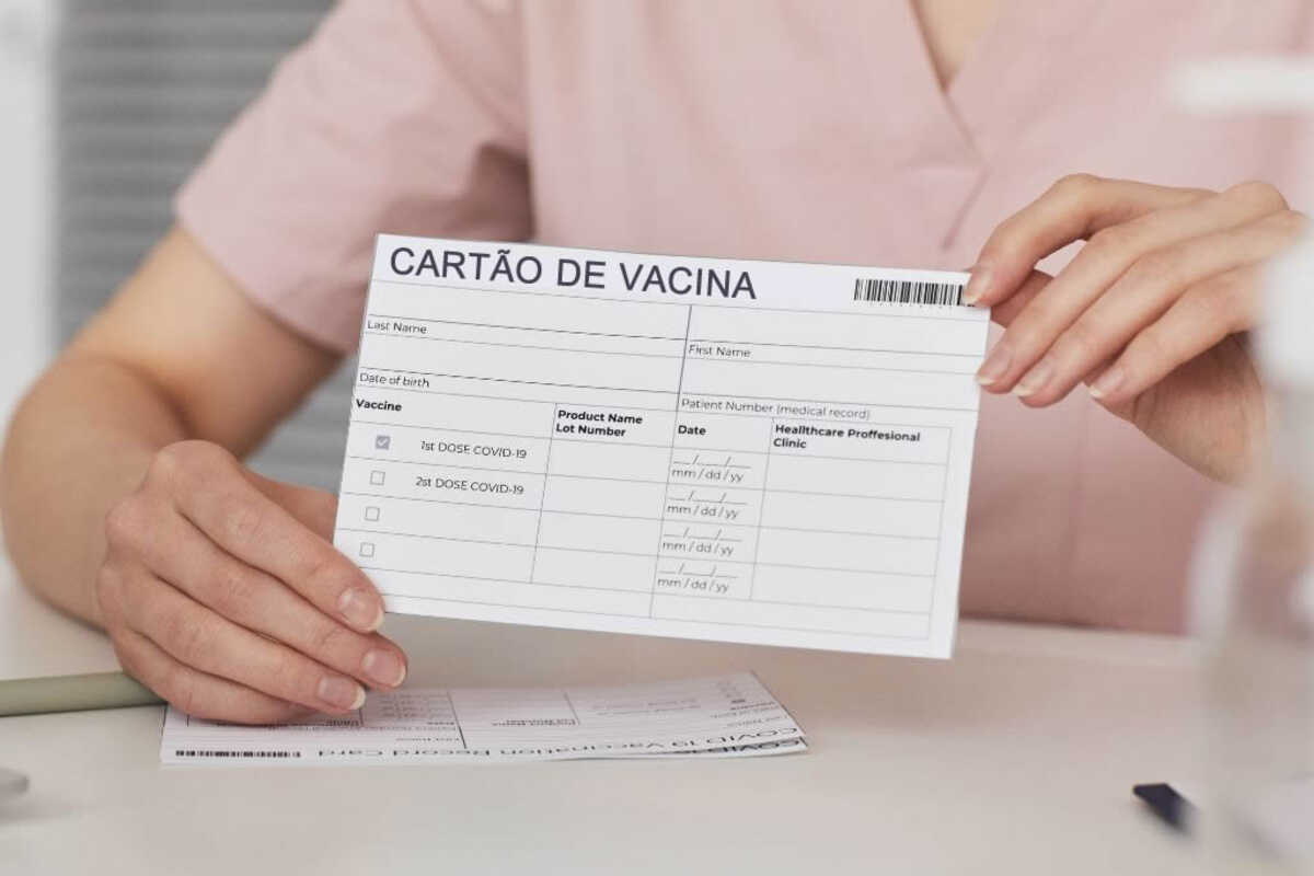 Comprovante de vacinação: solicitação do documento nas escolas é legal?