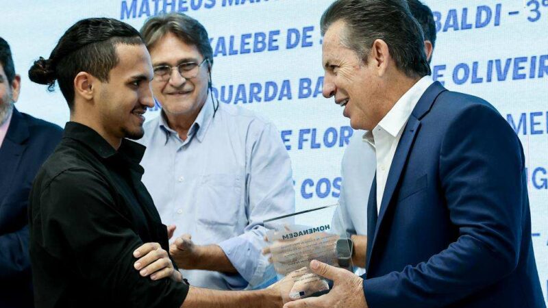 Estudantes de robótica, destaques no Enem e no mundial, são homenageados pelo governador Mauro Mendes