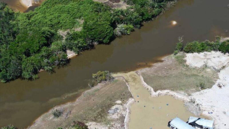 Garimpo ilegal ameaça abastecimento de água de 50 mil habitantes em Mato Grosso