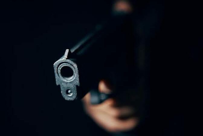 Jovem suplica para não morrer antes de ser executado com três tiros em kitnet