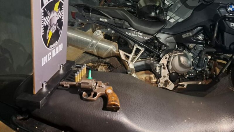 Adolescente é apreendido pela PM com motocicleta, revólver e porção de entorpecente