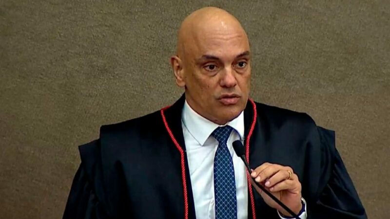 Alexandre exibe posts de ódio ao votar pela responsabilização das big techs