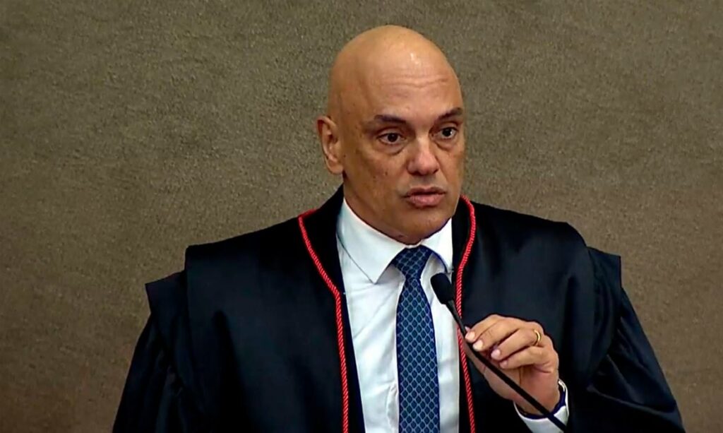 Alexandre exibe posts de ódio ao votar pela responsabilização das big techs