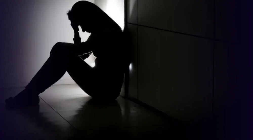 Depressão na adolescência: Isolamento e solidão pesam tanto quanto a tristeza, revela estudo