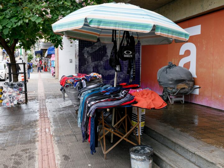 Defensoria aciona Justiça para impedir retirada de ambulantes do Centro de Cuiabá