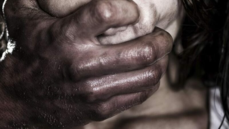 Ex-marido invade casa enquanto mulher dormia com filho caçula, a espanca e tenta estrangulá-la em MT