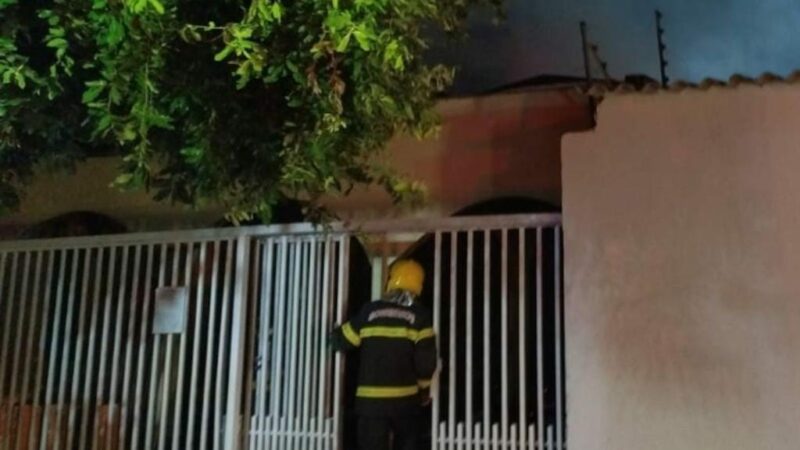 Incêndio de grandes proporções destrói residência no CPA 1 em Cuiabá