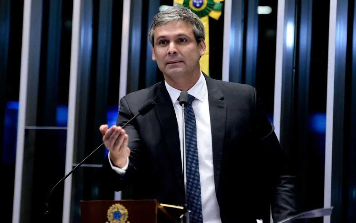 Líder do PT pede que PRF interrompa caminhada de Nikolas Ferreira pela BR-040