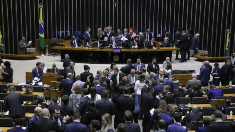 Três deputados de MS votam contra lei que eleva pena do uso de arma ilegal