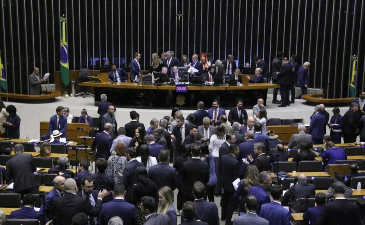 Três deputados de MS votam contra lei que eleva pena do uso de arma ilegal