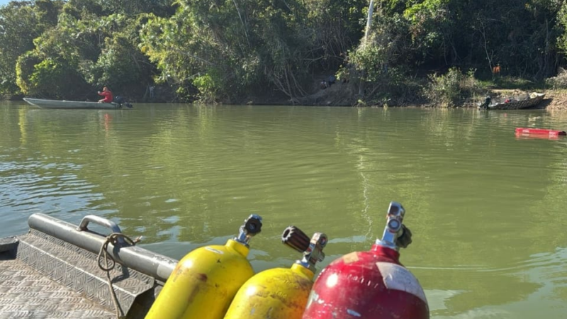 Bombeiros encontram corpos de dois homens e uma criança após canoa virar em rio
