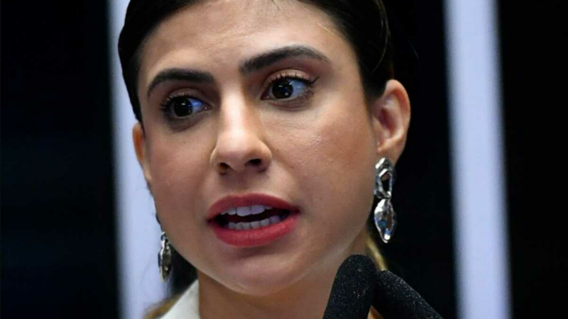 Camila Jara aciona PGR contra Jair e Eduardo Bolsonaro por crimes militares