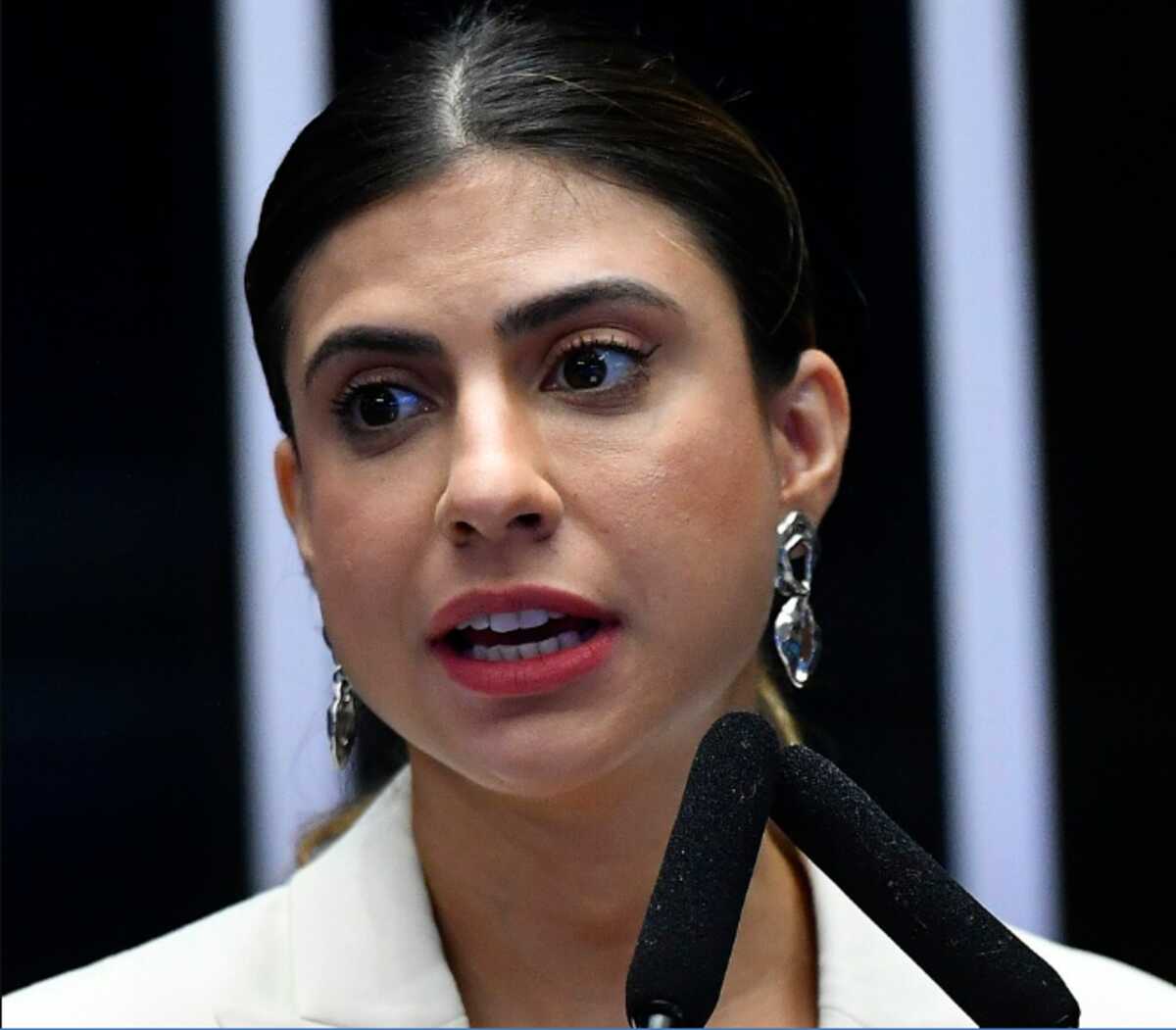 Camila Jara aciona PGR contra Jair e Eduardo Bolsonaro por crimes militares