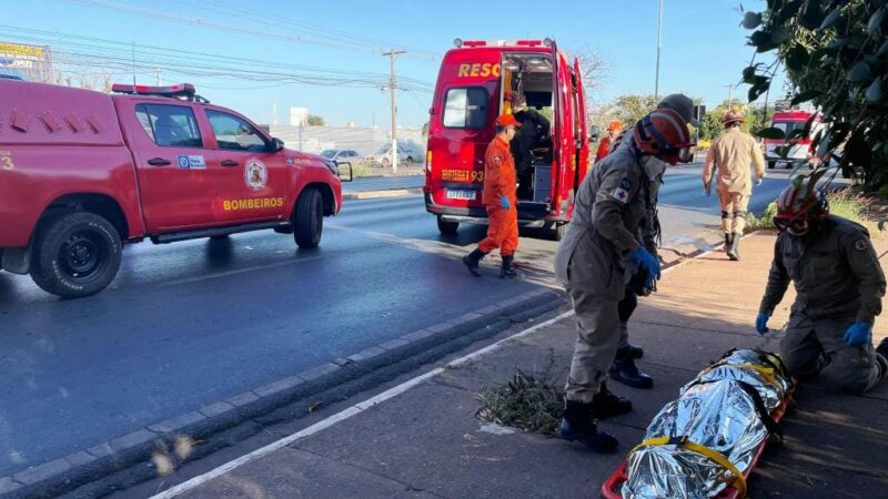 Colisão de carro em poste em Cuiabá deixa mulher e dois homens feridos neste domingo