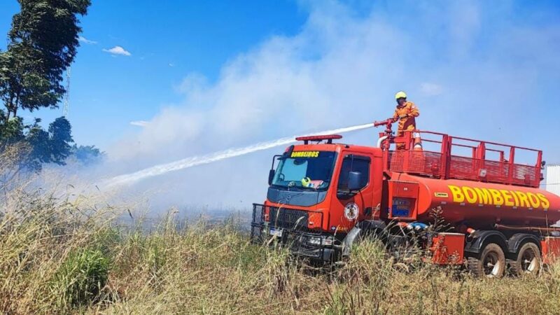 Corpo de Bombeiros combate incêndio em terreno próximo a algodoeira