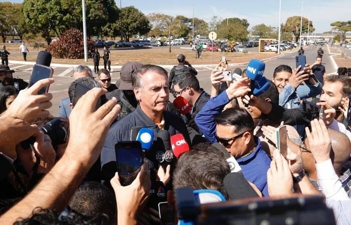 Ex-presidente Bolsonaro nega intenção de deixar o Brasil: “Suprema humilhação”