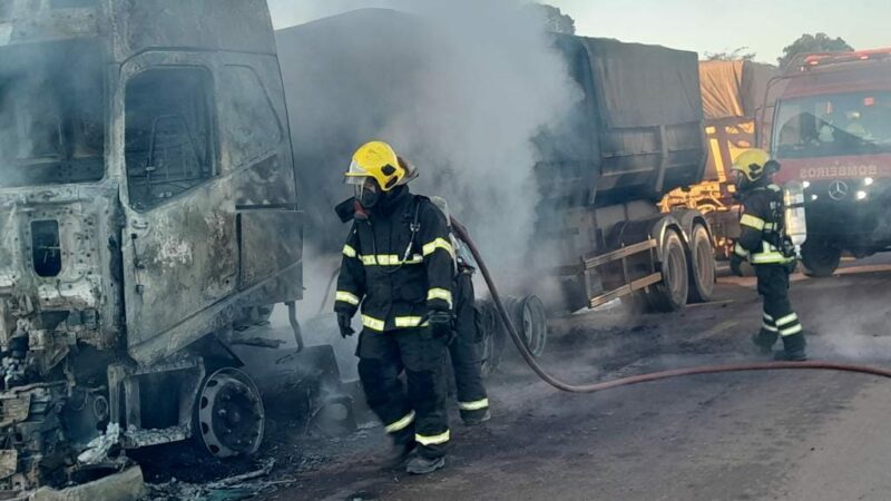 Fogo consome cabine e parte de carga de carreta na rodovia BR-163 durante a manhã deste domingo