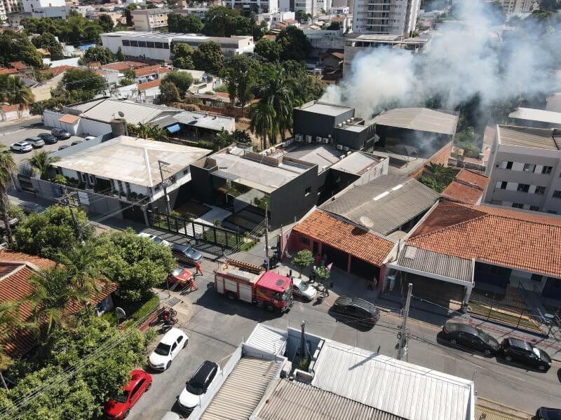 Incêndio atinge prédio onde funciona a agência de publicidade ZF Comunicação, em Cuiabá