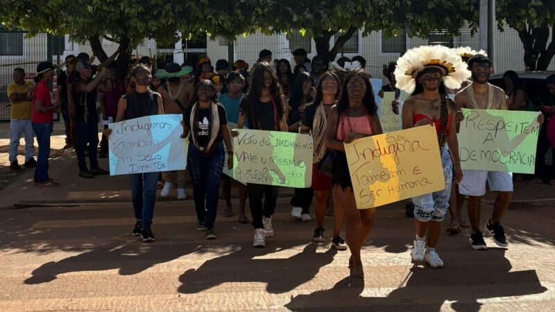 Indígenas protestam em frente ao fórum de Brasnorte em defesa de prefeito cassado