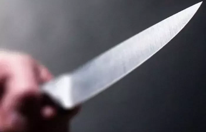Mesmo com tornozeleira e medida protetiva, homem invade casa e tenta matar ex a facadas