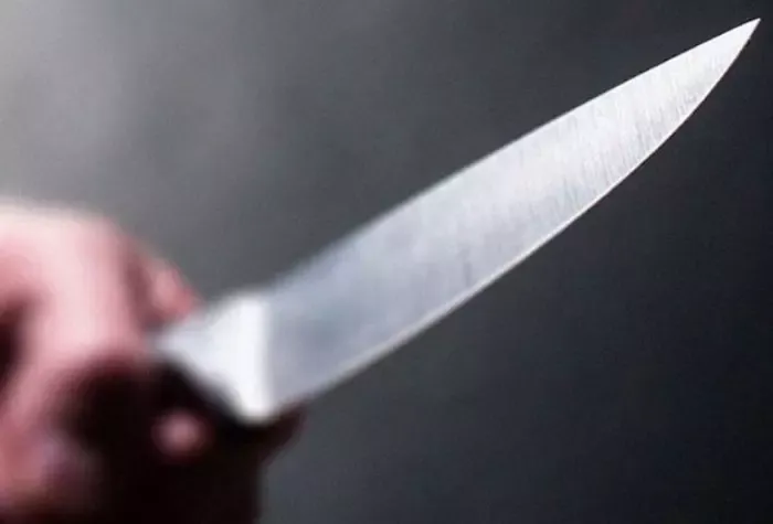 Mesmo com tornozeleira e medida protetiva, homem invade casa e tenta matar ex a facadas