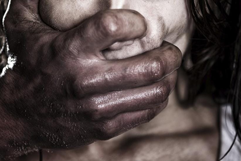 Mulher é espancada e atropelada pelo ex, ela fingiu estar morta para se salvar