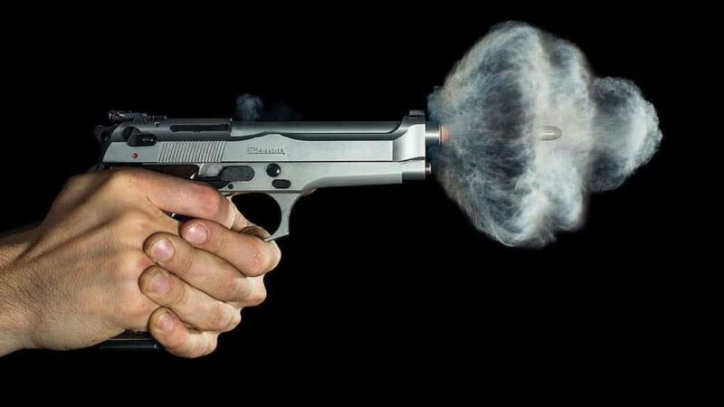 Policial penal atira em homem e alega legítima defesa após suposta ameaça com facão