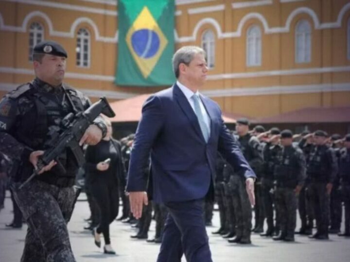 Tarcísio sofre derrota na Justiça e é impedido de militarizar escolas com policiais aposentados