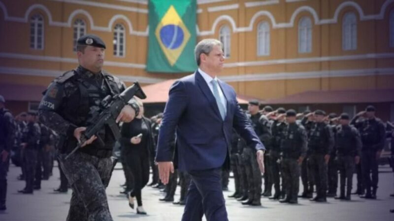 Tarcísio sofre derrota na Justiça e é impedido de militarizar escolas com policiais aposentados