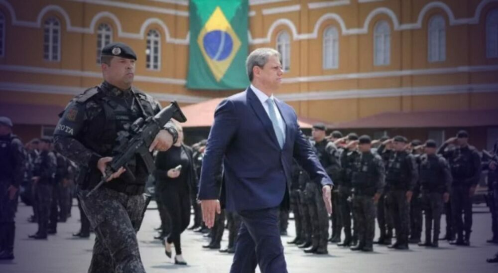 Tarcísio sofre derrota na Justiça e é impedido de militarizar escolas com policiais aposentados